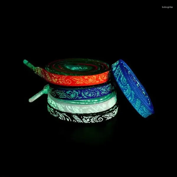 Cintres 1 paire Shoelaces Lumineuses baskets plates Lacets de chaussures en toile brille dans la couleur nocturne sombre Shoelace Fluorescent 120/140/160 cm