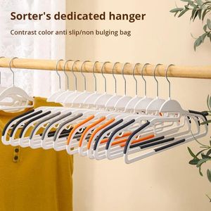 Hangers 10 stuks Zwart/Oranje/Grijs Multifunctionele Nat en Droog Huishoudelijke Hanger Geschikt voor het ophangen van kleding Slaapkamer Garderobe Antislip