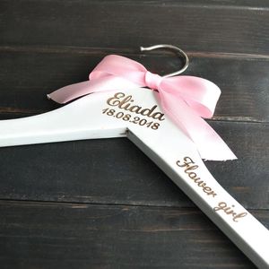 Perchas personalizadas para niña de flores, percha personalizada para niños, grabado del nombre de los niños, regalo de madera para bautismo de boda