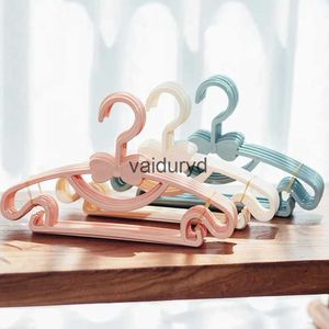 Hangers Rekken 5/3/1pcs Kinderkleerhangers Rekken Draagbare Display Hanger Closet Organizer Winddicht Babyjassen Rek Kledingkast Opslagvaiduryd