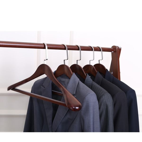 Cintres Racks Cintre en bois de luxe cintre à large épaule utilisé pour les vêtements organisateurs de garde-robes robustes barres antidérapantes pour pantalons 230408