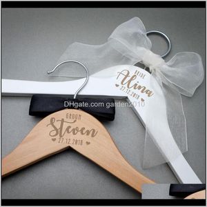 Perchas Bastidores Personalizados Boda Regalos de fiesta nupcial Grabar nombre Percha de madera Dama de honor Padrinos de boda Vestido cortado con láser Pw966 V8Ava