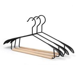 Hangers rekken houten jas hanger luxe mode metalen houten pak hanger met brede schouderkleding rek garderobe organisator cabides para roupa 230518