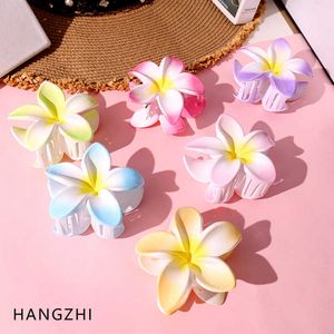 Hangzhi gekleurde frangipani acryl haar klauw plumeria bloemhaaien haarclip voor vrouwen reizen strand paardenstaart hoofddeksel 2022 nieuwe T220808