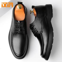 Hanhong British Mens Chaussures Man Black Groom Business Robe Soft Sole Slempe Spring Casual Leather Wedding 240417