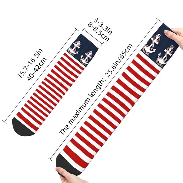 Chaussettes pour hommes heureux rayures blanches rouges nautiques et ancre rouge sur fond bleu rétro harajuku modèle cadeau de chaussette à équipage décontracté