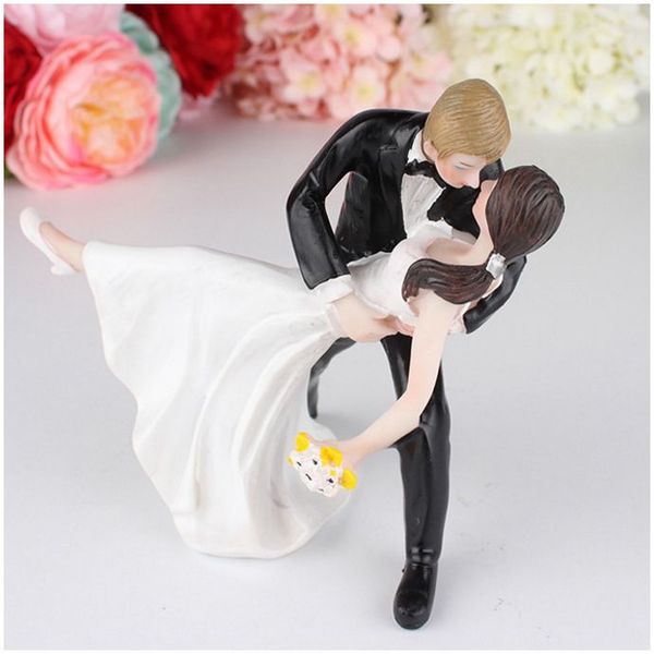 Happy Princess Embrace Bride And Groom Wedding Cake Topper Décoration Couple figurine Artisanat Décorations de gâteau de mariage Centres de table de mariage