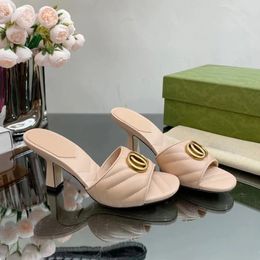 Matériel boucle décoration femmes pantoufles mules à talons en cuir clouté détaillés sandales à talons épais à bout ouvert chaussures à talons de luxe chaussures d'usine 34-42