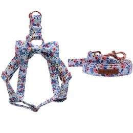 Harnais en coton à fleurs bleues pour chien, avec nœud papillon et laisse de base réglable, fournitures pour animaux de compagnie