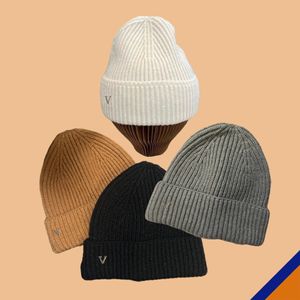 Hoed Cap Designer V Gebreide randloze gebreide beanie -pullover koude muts Bell -vormige wollen metaal Warm Nieuw Mode Hoogwaardige Heren Dames Gratis verzending Groothandel