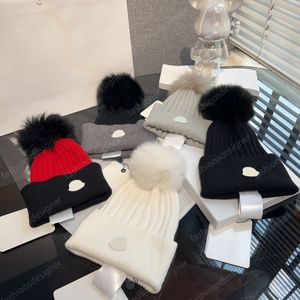 Chapeau concepteur beanie monclar chapeaux designers femmes beanie en laine épaissie avec pom pom chapeau d'hiver doux pour hommes et femmes du concepteur de broderie