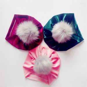 Hoeden 2022 Aankomst 10 -stcs/lot baby tulband lente herfst kinderen fluweel petten kind beanie pompom bont hoed warm meisje