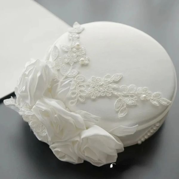 Chapeaux Mariée Mariage Blanc Fedora Chapeau De Mariée Fascinators Lady Pillbox Cap Avec Fleur Femme Église Béret Cocktail Banquet Casque