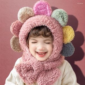 Chapeaux enfants chapeau forme de fleur et écharpe tout en un hiver bébé mignon plus chaud à lacets en peluche épaissie coupe-vent ensemble de protection d'oreille