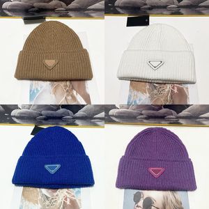 Hoeden ontwerpers mannen vrouwen unisex zwarte muts klassiek delicaat draagbaar met letters cappelli trendy winter zacht breien motorkap voor vrouw winter buiten pj019