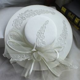 Chapeaux French Bride Flat Top Big Brim Hepburn Style Chapeau de style célébrité exquise Lace Blanc ACCESSOIRES HAUT-FEAU HAUTE