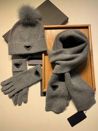 Sombreros Bufandas Conjuntos de guantes Diseñador para hombre Gorro Bufanda Conjunto de guantes Gorro de lujo Gorros de punto Bufandas de esquí Unisex Invierno Moda al aire libre Conjuntos de tres piezas