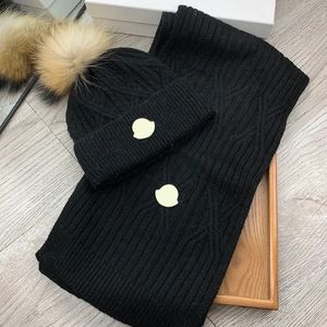 Sombreros Bufandas Conjuntos 2024 Gorro de diseñador Mujer Gorro mullido y bufanda Conjunto Sombreros de lujo Hombres Mujeres Lujos Sombrero de diseñador Bufandas impresas Guantes Bufanda de invierno Gorros