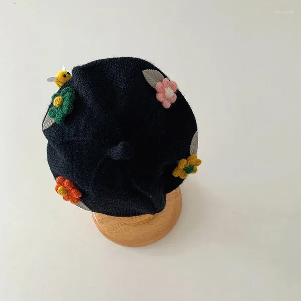 Chapeaux Sceinret Béret pour bébés filles Style français Hiver Chaud Artiste Classique Bonnet Caps avec des fleurs au crochet 3D