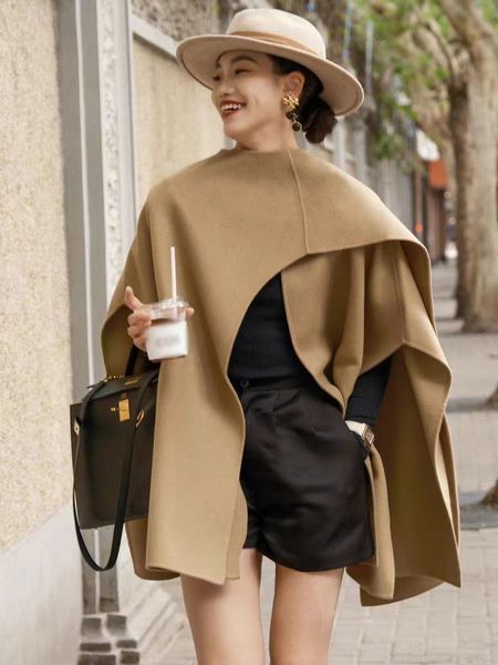 Haute Manteaux Femme Omkeerbare Manteau Fleece Sjaal Cape jas Vleermuis Sjaal Vesten Omkeerbare Dames Cape Sjaal Onregelmatig Ontwerp 100% Zwarte Cacao Lichtbruine Wollen Cape