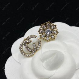 Avoir des timbres lettre florale designer asymétrique Boucles d'oreilles diamant femme Laiton matériel mode simple marque bijoux de haute qualité avec boîte