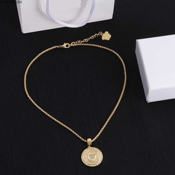 Ont des timbres colliers de pendentif en or pour hommes et femmes le même collier de créateur de luxe chaîne pull couple bijourie cadeau