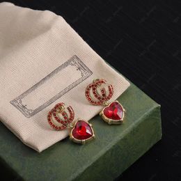 Avoir des timbres Boucles d'oreilles pendantes Heart Charm Ruby Diamond Letters Boucles d'oreilles de créateurs de luxe Fête de mariage pour femmes Bijoux de cadeau de fiançailles