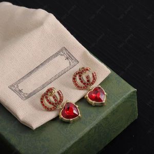 Tener sellos Corazón Encanto Pendientes colgantes de rubí Letras de diamantes Pendientes de diseñador de lujo Joyería de regalo de compromiso de fiesta de boda para mujer