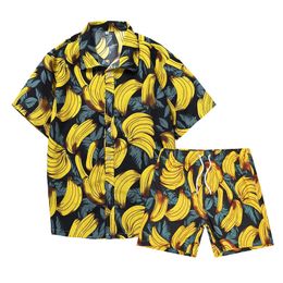 Hawaii Collection Style de plage 2pcs Set Shirt Men avec 3d Banana Imprime Cold Cold Collier Shirts à manches courtes Pantalons Homme 240426