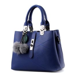 Bolsos de mensajero bordados HBP, bolsos de cuero para mujer, bolso de mano con bola de pelo para mujer principal, azul profundo
