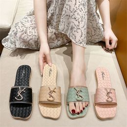 HBP Luxurys Ontwerpers Zomer Vrouwen Letters Slippers Vrouwelijke Outdoor Zachte Bodem Antislip Slides Meisjes Zoete Vierkante Kop Sandalen Strandschoenen Slippers 36-40