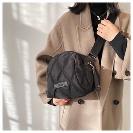 HBP Messenger Crossbody tas vrouwen eenvoudige kleine vrouw 2022 nieuwe hoge capaciteit buitenlandse stijl Lingge shell brede schouder riem enkele schoudertassen handtassen