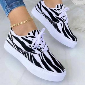 HBP Non-Brand Graffiti Printing Moda Mujer Nuevo Relax Zapatos De Punta Redonda Sexy Patchwork Lace Up Grueso Cuña Inferior Calzado De Dama Al Por Mayor