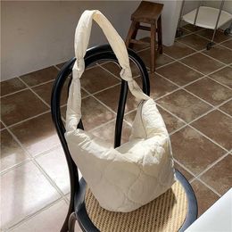 HBP No estrenar Nuevo diseño Bolso bandolera de nailon bordado Decoración de nudo suave Mensajero elegante Bolsos de hombro de guata de moda simple para mujer