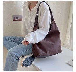 HBP Non-Brand Nouveau Design Sac En Nylon De Luxe Grande Capacité Mode Couleur Unie Épaule Douce Femmes Loisirs Main Simple Sacs À Main Coréens