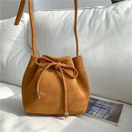 HBP Niet-gloednieuwe opvouwbare schoudertassen met trekkoord voor dames Mode effen vintage tas Zuid-Koreaanse stijl emmer pluche kleine crossbody