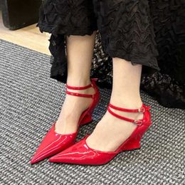 HBP Tacones de cuña rojos con punta estrecha y correa en el tobillo para mujer elegantes sin estrenar estilos para mujer