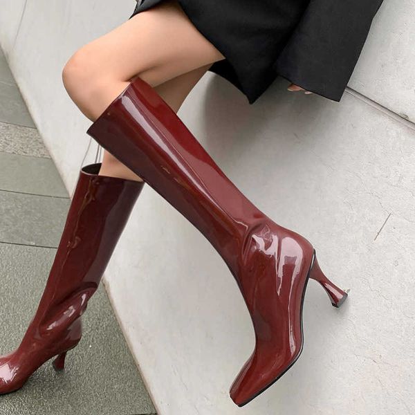 Botas de tacón alto hasta el muslo HBP, botas de tacón alto de pierna fina de cuero lacado, zapatos de mujer de invierno con cabeza cuadrada y cabeza cuadrada roja grande y ancha para invierno