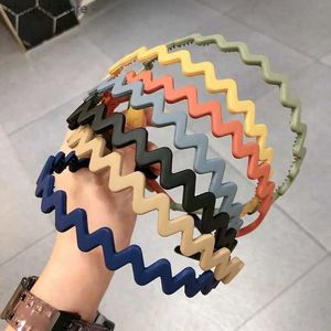 Hoofdbanden Aishg Solid Color Wave Hair Band Girls Nieuwe Fashion Scrub Non-slip hars hoofdband voor dameshaaraccessoires Hoop Haarband Y240417