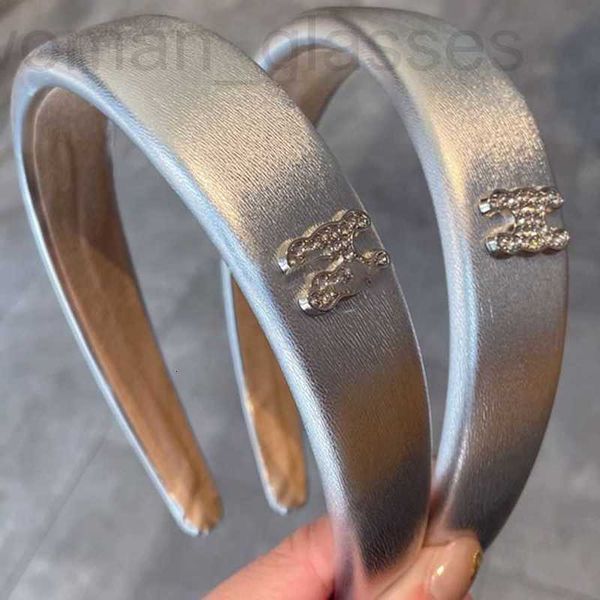 Diseñador de diademas Banda para el cabello de cuero plateado avanzado Cabeza alta Top Diadema de borde ancho Moda Horquilla personalizada Nuevos accesorios BB CMCO