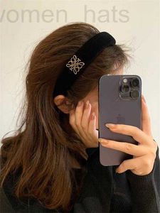 Hoofdbanden ontwerper Koreaanse versie van getextureerde metalen fluwelen haarhoepelhoofdband, high-end en minimalistisch, zwarte temperamenthoepel, accessoires voor compressie buitenshuis Q