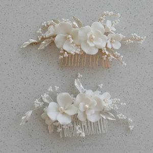 Bandons à la main Blanc de fleur en céramique blanc adapté aux mariées exquise Golden Leaves Pearls Wedding Headwear Ball Jewelry Q240506