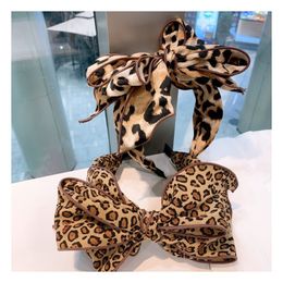 Hoofdbanden Koreaanse versie van de originele Retrostyle Leopard Print Headband Meerlagige Bow Headband Fairy Series Hoofdband Accessoires Women 230316