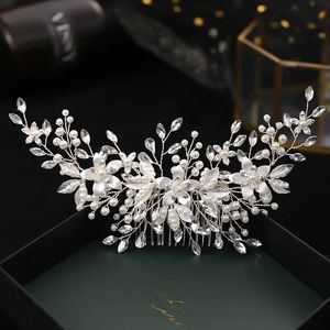 Hoofdbanden Zilveren Bloem Haarkam Clip Meisje Handgemaakt Legering Parelhaar Bruid Tiara's Bruiloft Haaraccessoires Kristal Haarsieraden 231213