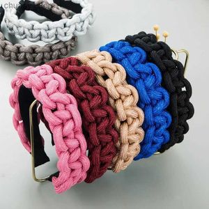 Bandons à la mode à la main Broadside Bandeaux Bands Fashion Hair Accessoires pour les femmes Collice Solid Color Temperament Band Hair Band Girl Y240417