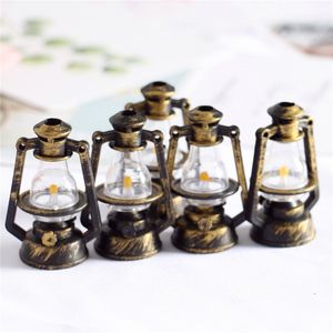 Lampes frontales 1/37X54Mm Échelle Mini Kérosène Lanterne Maison De Poupée Décor Miniature Lampe À Huile Ornements Fée Jardin Accessoireshome Decorati Smto4