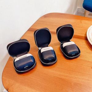 Accessoires pour écouteurs Étui pour écouteurs de créateur à la mode pour Airpods 1 2 3 Pro Housse de support de charge polyvalente en cuir avec sangle anti-perte