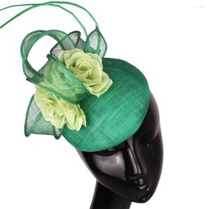 Headpieces Hoge kwaliteit Sinamay bruiloft Hoofdkleding Elegante vrouwen Kerkfeest Fascinator Hoed met bloemcocktailhaaraccessoires Hoofdband