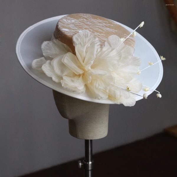 Tocados M011 Sombrero de copa blanco vintage británico Boda nupcial Flor hecha a mano Ajustable Pografía de viaje Plano al aire libre