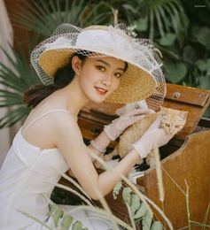 Tocados Sombreros de boda Sombrero de lazo de malla blanca Estilo Hepburn Nupcial Po Protector solar Vacaciones Sombrilla Paja Accesorios elegantes